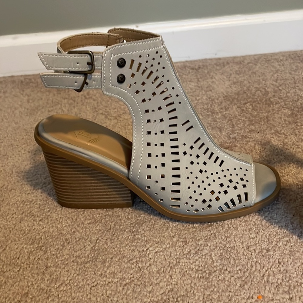 True Craft Woman’s Open-Toed Block Heel 3” Tan Sz… - image 3